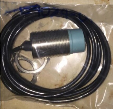 Sensor de proximidad inductivo 30X54 mm, Sn: 15 mm, alimentacion 15-34 VDC, no rasante, NO/PNP, cable 2 mts. 3 Hilos, bronce niquelad
