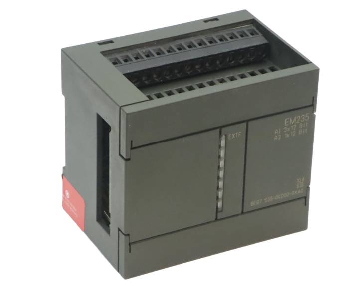 Módulo mixto analógico Siemens EM 235, 3 entradas / 1 salida, 12 bits. Ref: 6ES7235-0KD00-0XA0. Exclusivo para CPU S7-21X. Producto descontinuado, disponible solo como repuesto para mantenimiento de sistemas antiguos.