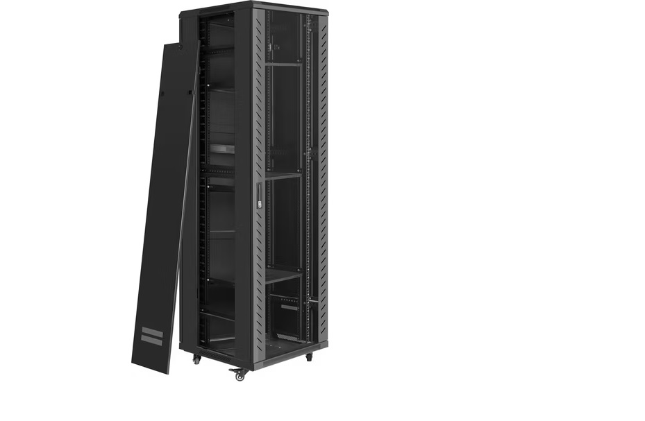 Gabinete de montaje en piso. Espesor: 2,0-1,2-1,0 mm. Puerta de Entrada: Tipo de vidrio templado con tiras decorativas. Puertas traseras: Perforada. Accesorios: 4 Ventiladores, 1 Bandeja, 4 Ruedas y  4 Patas niveladoras. Marca STC 600X800X1164MM